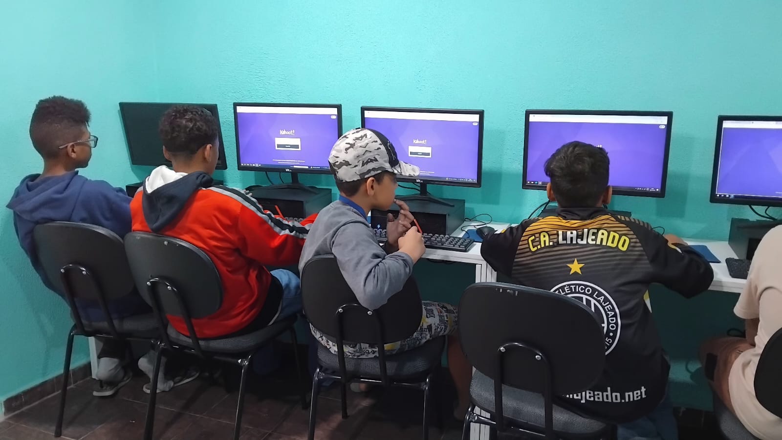 Participantes utilizando os computadores